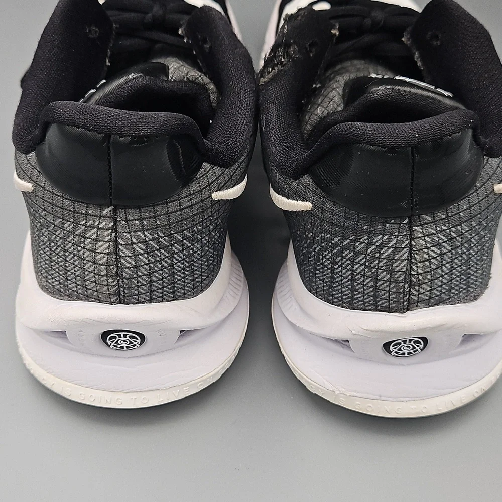 Nike Kyrie Irving Low Basketball Shoe Youth 6.5